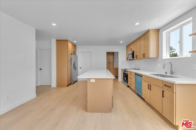 Building Photo - 6913 1/2 Encino Ave