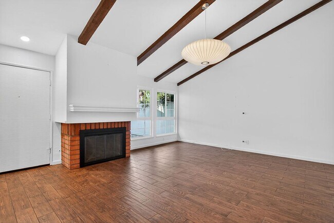 Building Photo - Sought After Wimbledon Village Home