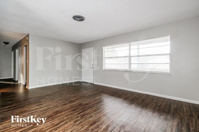 Building Photo - 130 Davison Ave N