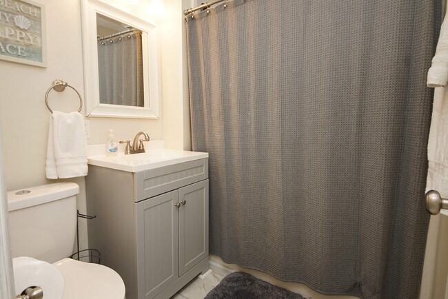 Building Photo - 37 Magnolia Ave SE