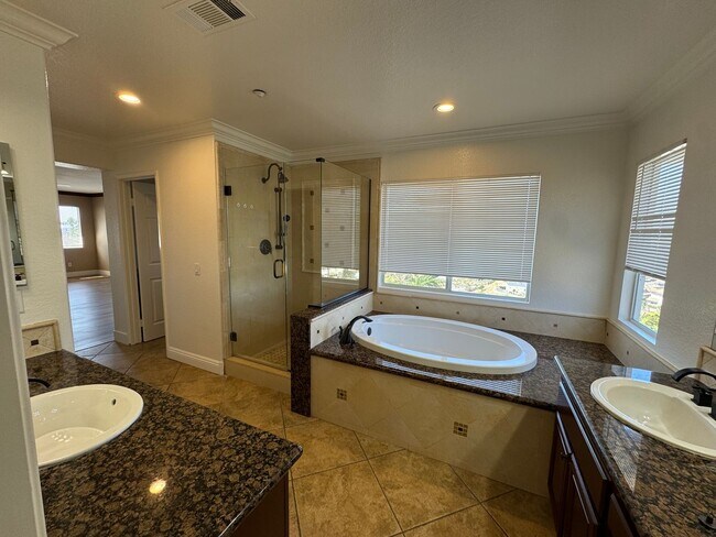 Building Photo - Gorgeous for 4 Bedroom and gated community