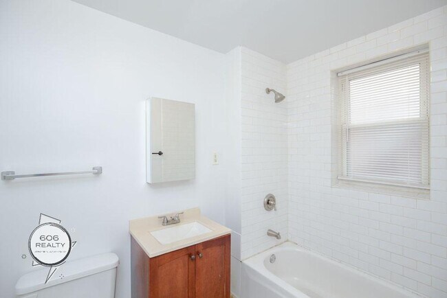 Building Photo - Marquette Park Apartment! SPECIAL OFFER