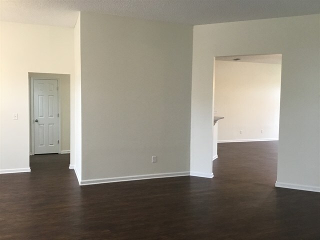 Building Photo - 157 N Lake Cunningham Ave