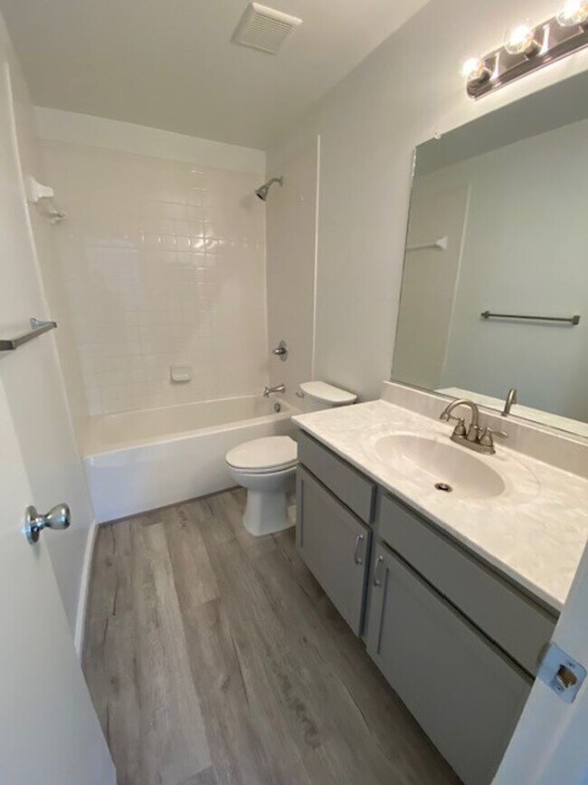 Building Photo - Available NOW! 2 bedroom condo in Bristol ...