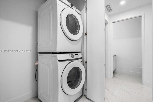 Building Photo - 700 NE 24th St