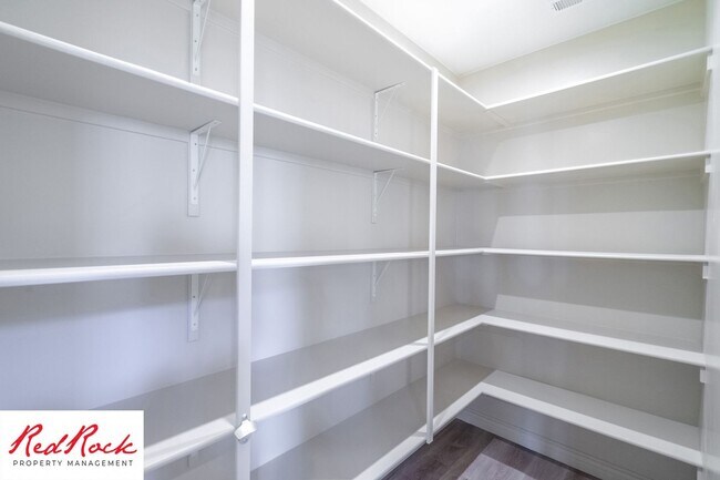 Building Photo - Stunning 4 Bedroom Home. Dog friendly!