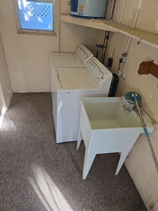 Building Photo - Beautuful 2 bedroom, 2 bath, 2 car garage rental home in Weeki Wachee!