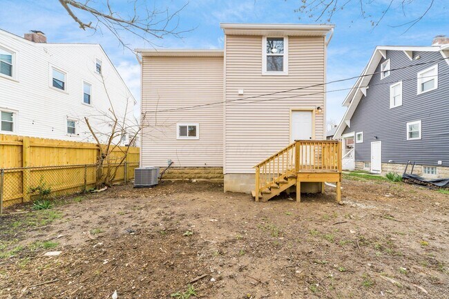 Building Photo - 905 Carpenter St