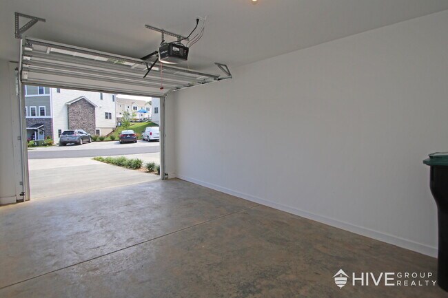 Building Photo - Beautiful End-Unit Townhouse with Pond Vie...