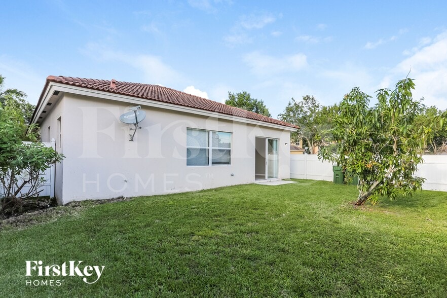 Building Photo - 1700 NE 37th Pl