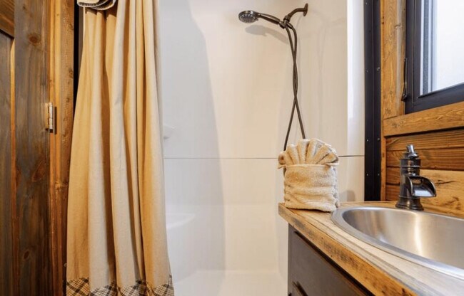 Building Photo - 1208 County Rd 315