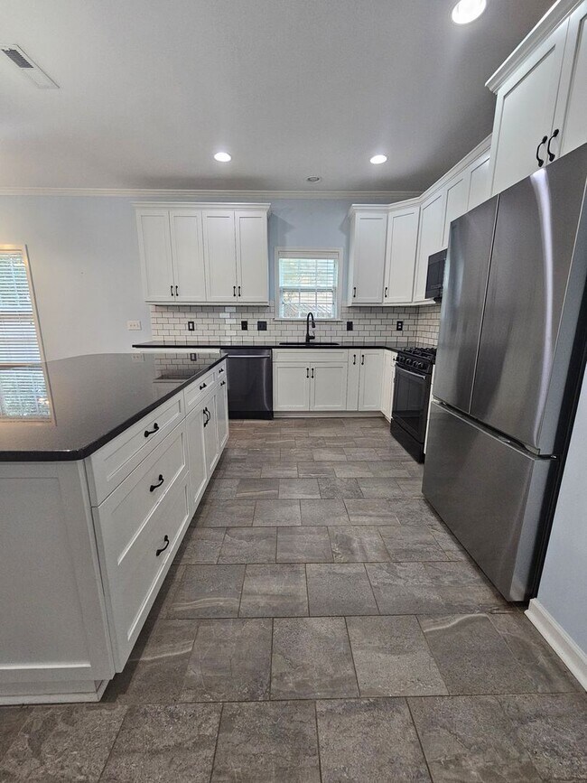 Building Photo - Spacious 4 Bedroom Home in Hampstead