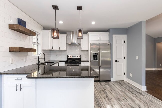 Building Photo - Three Bedroom Home!