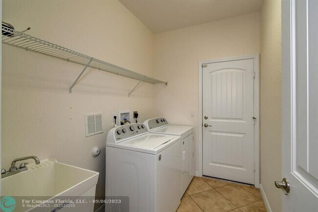 Building Photo - 4198 NW Burr Oak Ct