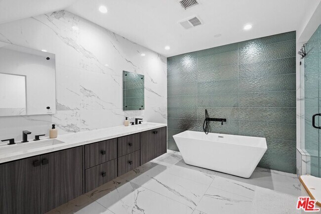 Building Photo - 1812 Navy St