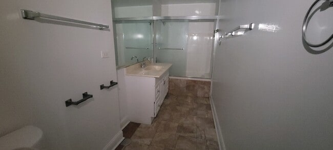 Building Photo - 930 W Belmont Ave