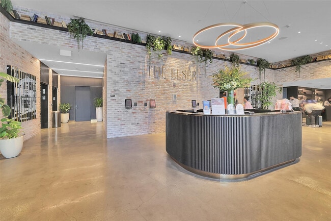 Building Photo - 398 NE 5th St