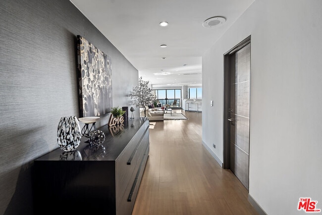 Building Photo - 10724 Wilshire Blvd