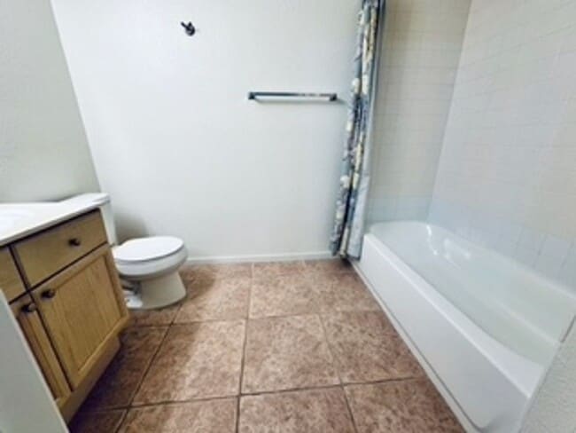 Building Photo - Cozy 1st-floor condo unit with 2 bedrooms and 2 bathrooms. Located in a guard-gated community in ...