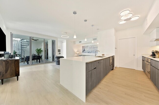 Building Photo - 111 SE 1st Ave