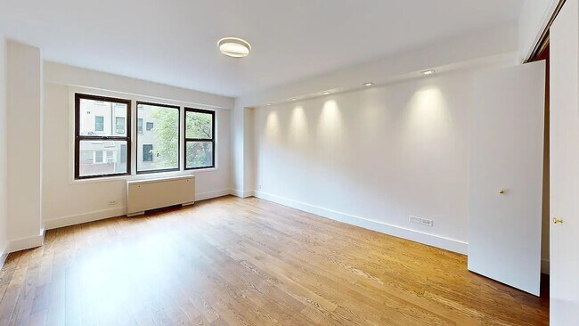 Building Photo - 220 E 63rd St