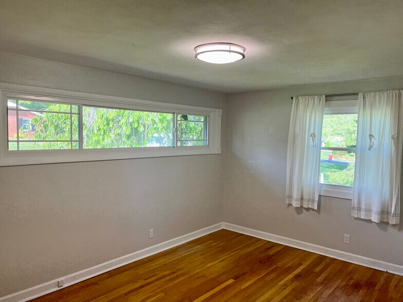 Master - 2108 Valley Ln