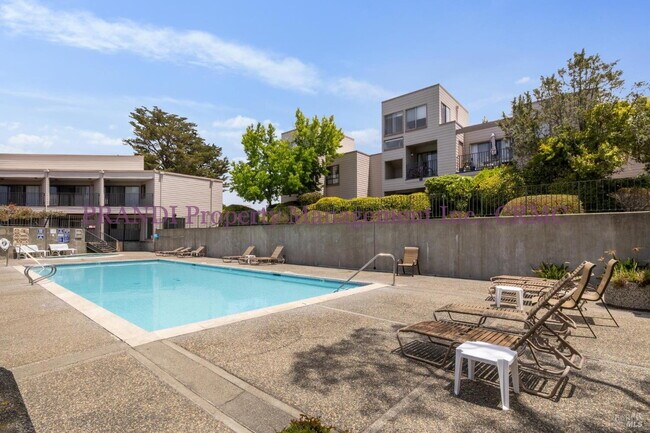Building Photo - Top Floor, Corner Unit Condo with View and...
