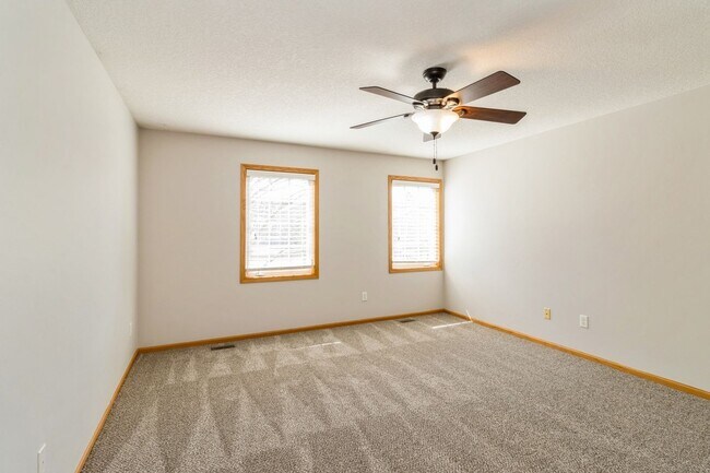 Building Photo - UPDATED TOWNHOME!! 2 Bed, 2.5 Bath Townhome in Ankeny