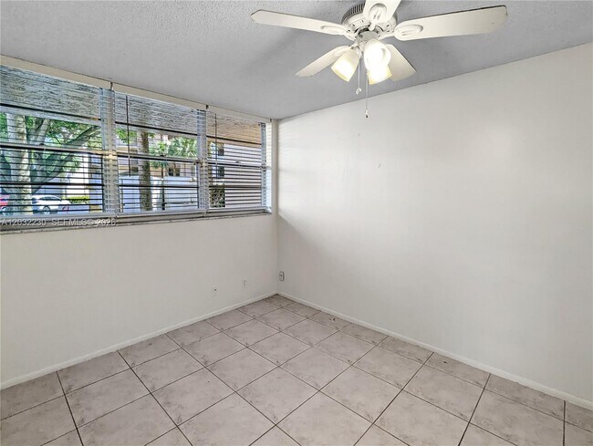Building Photo - 9531 Seagrape Dr