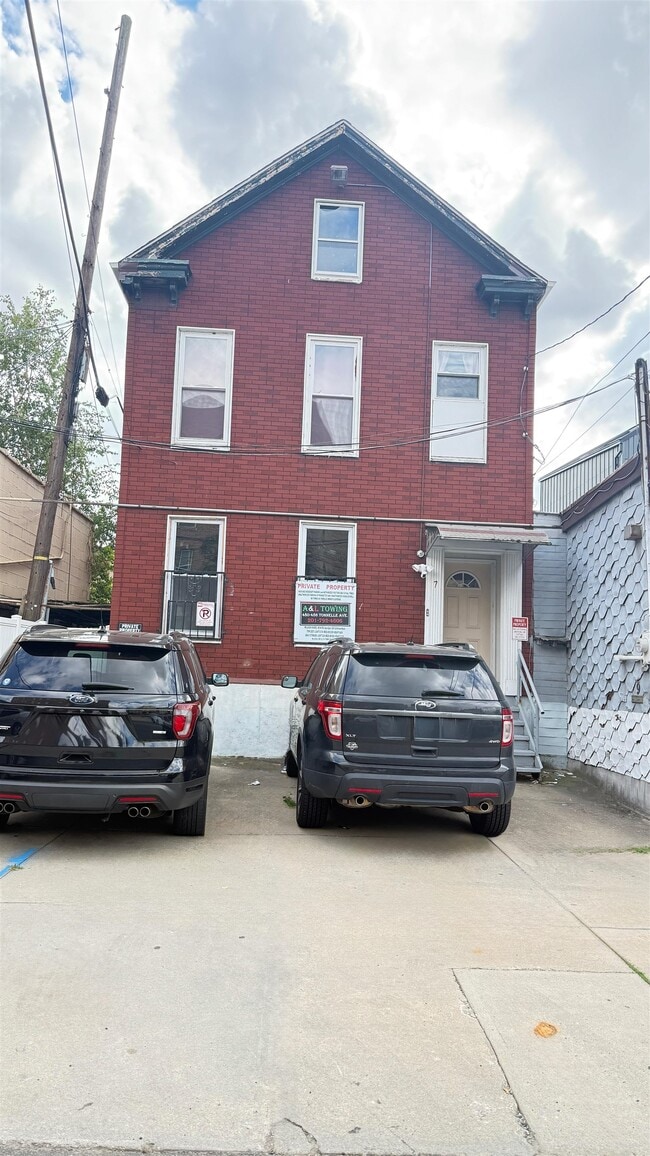 Building Photo - 7 Beacon Ave