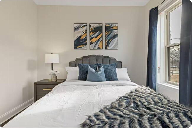 Building Photo - 5536 S King Dr