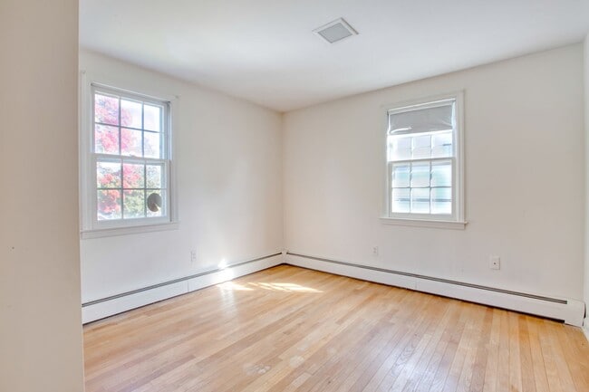 Building Photo - Duplex style 2 bedroom updated