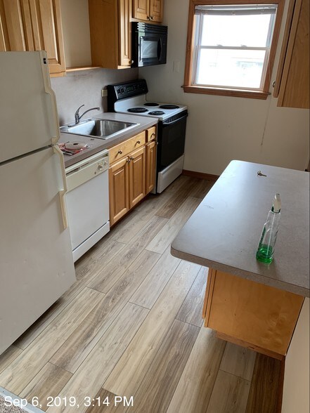 Kitchen - 11410 S Western Ave