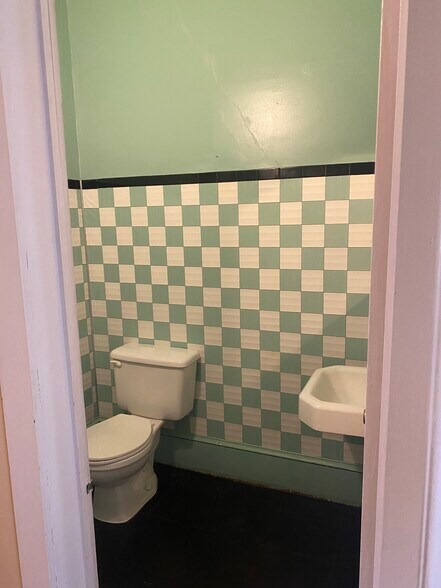 1/2 Bath - 312 Amherst St