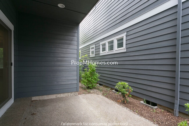 Building Photo - Beautiful Three Bedroom Row Home In Highly Desired Villebois Community!