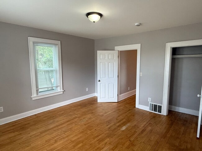 Building Photo - 3 bedrooms 2 bath house, Available October...