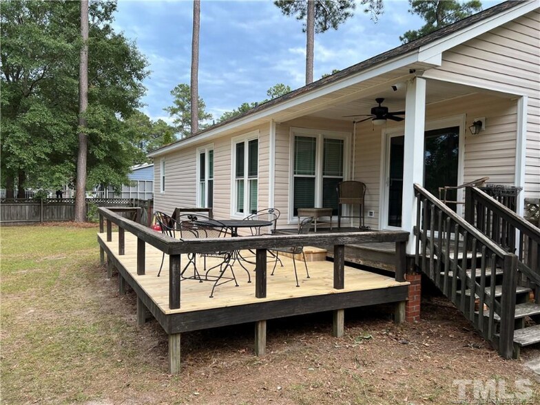Building Photo - 207 Pinewood Ave