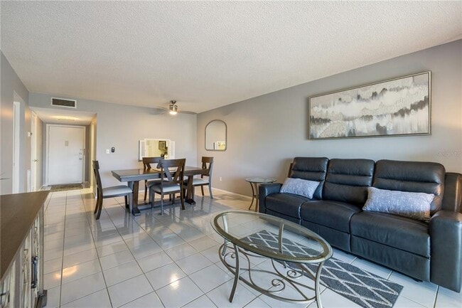 Building Photo - 1540 Glen Oaks Dr E