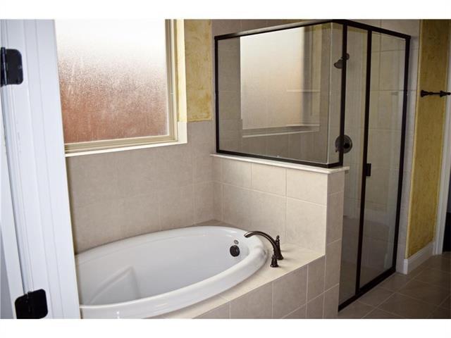 Building Photo - 115 Oakwood Ln