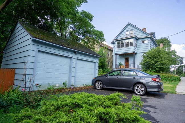 Building Photo - Apartment with Hardwood Floors Near Food C...