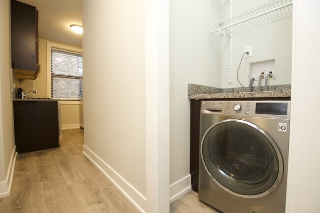 Building Photo - 716 W Brompton