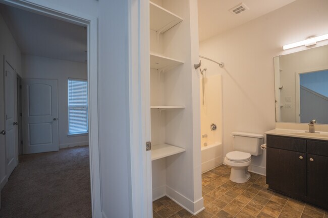 Building Photo - 1032 Skyline View Way