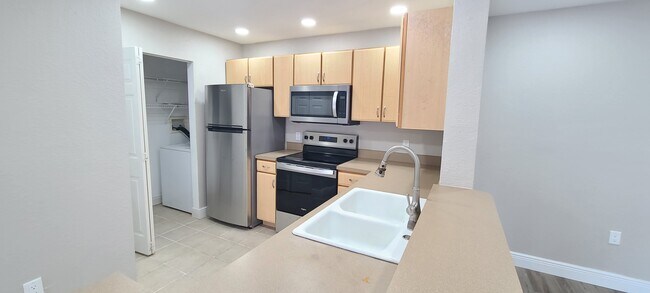 Building Photo - 940 Village Trail