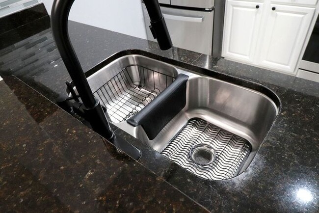 Building Photo - Newly renovated first floor condo! 2 bedrooms