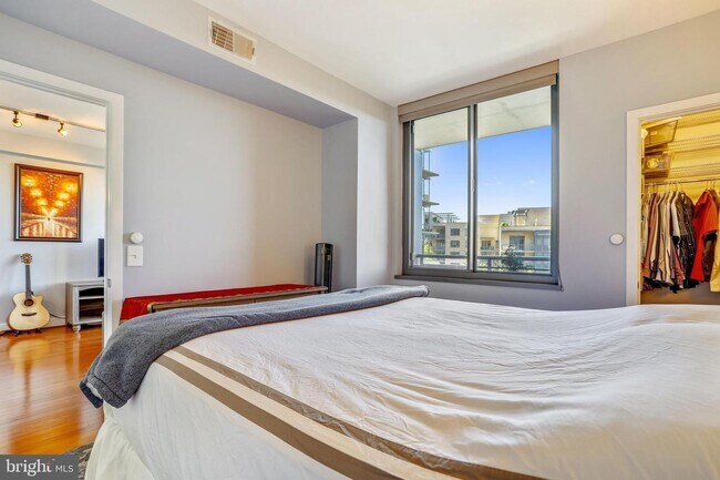 Building Photo - Professionally Managed // 1bedroom 1bathroom// Court House// Parking Included!