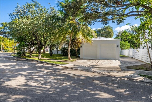 Building Photo - 600 NE 57th St