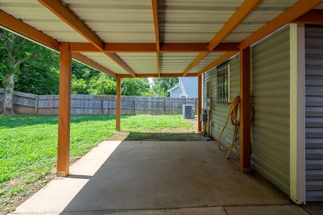 Building Photo - 1053 Brianna Way