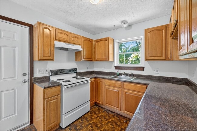 Building Photo - 33 Guilford St