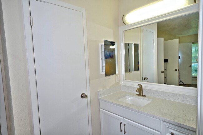 Building Photo - 16715 Maplemont Dr