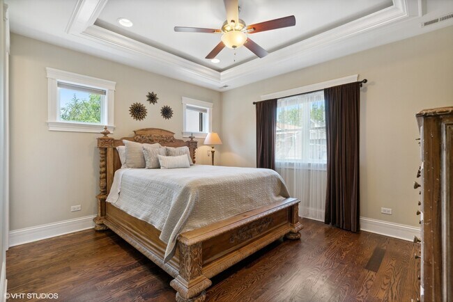 Building Photo - 1022 W Diversey Pkwy